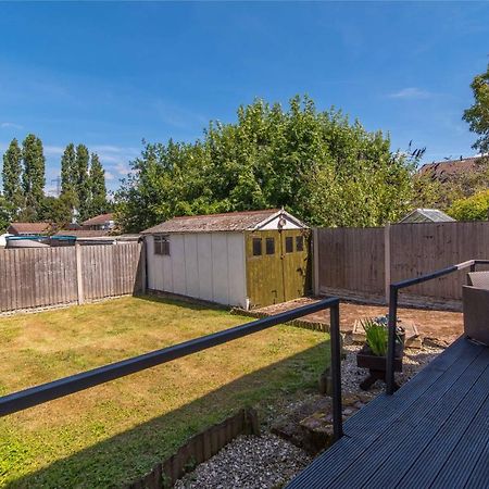 Modern Three Bedroom Home In คาสเซิลโดนิงทัน ภายนอก รูปภาพ