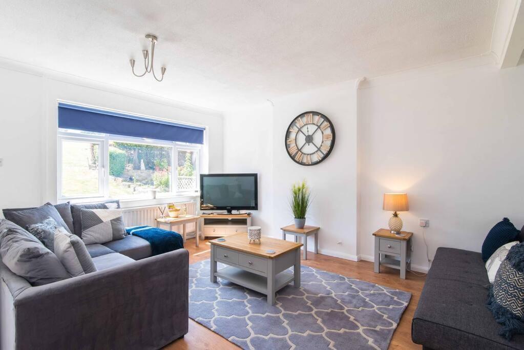 Modern Three Bedroom Home In คาสเซิลโดนิงทัน ภายนอก รูปภาพ